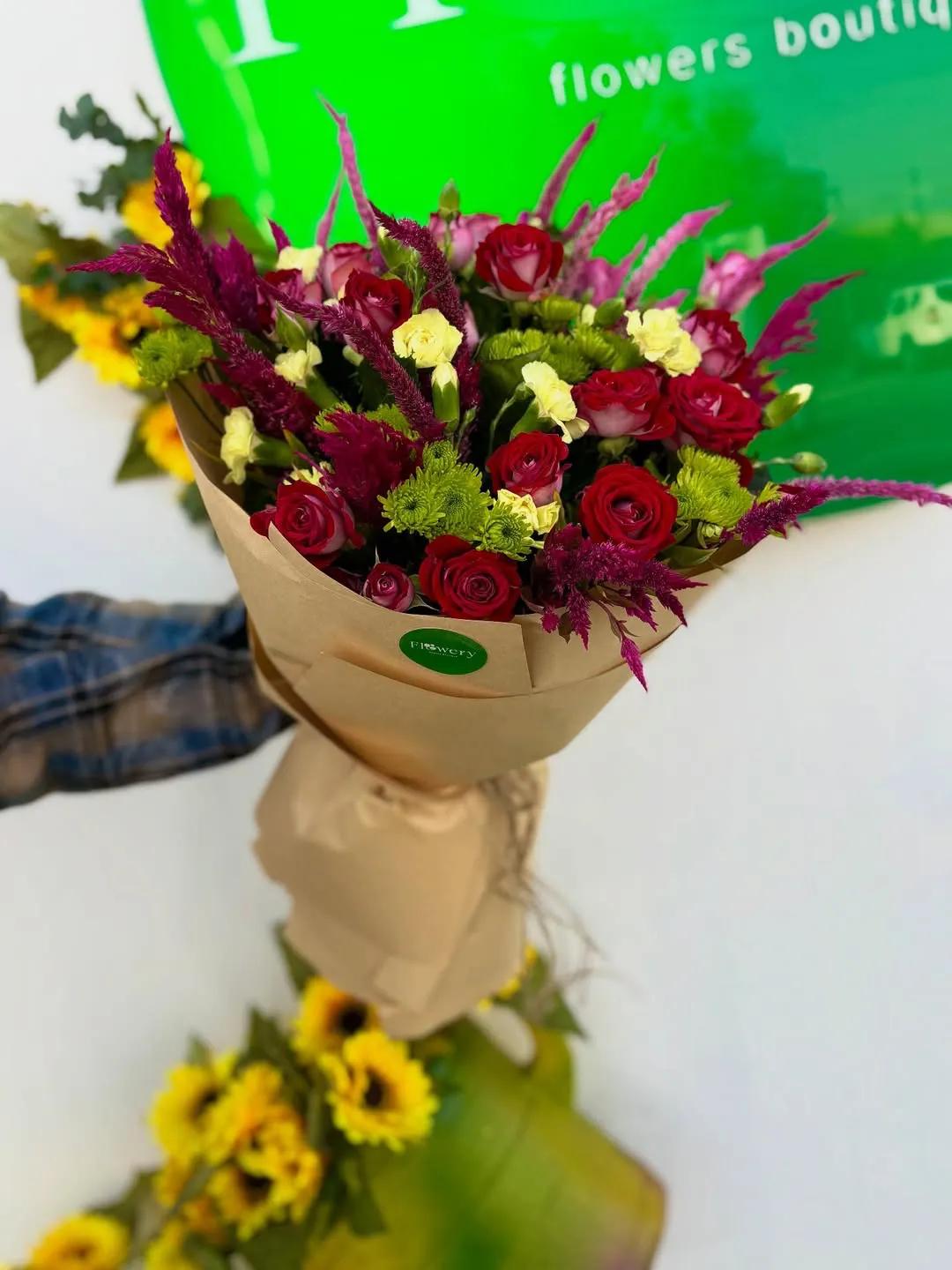 A bouquet of red roses and green chrysanthemums | ծաղիկներ, ծաղկեպսակներ, բույսեր Երևան