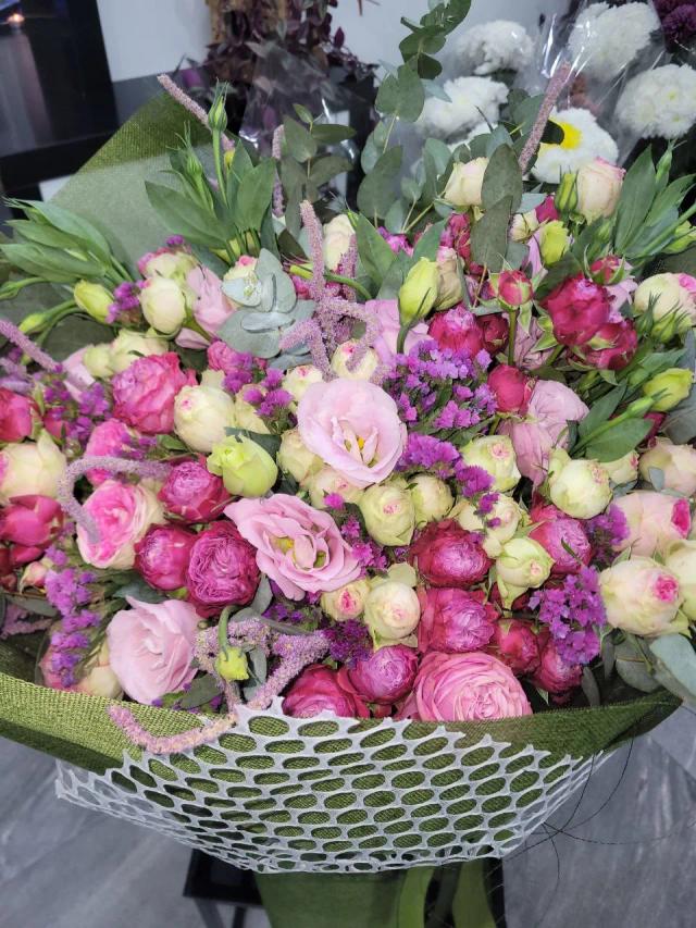 A bunch of lisianthus and bunch roses | ծաղիկներ, ծաղկեպսակներ, բույսեր - առաքում Երևան A bunch of lisianthus and bunch roses | ծաղիկներ, ծաղկեպսակներ, բույսեր - առաքում Երևան