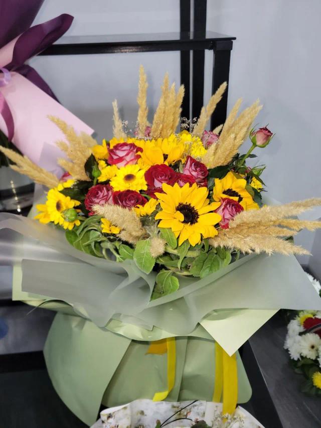 Bunch of sunflowers and roses | ծաղիկներ, ծաղկեպսակներ, բույսեր - առաքում Երևան Bunch of sunflowers and roses | ծաղիկներ, ծաղկեպսակներ, բույսեր - առաքում Երևան